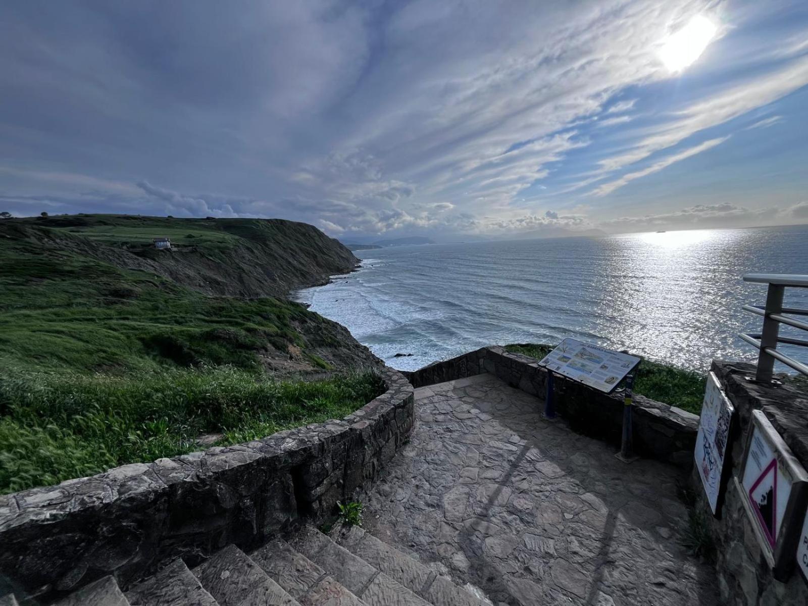 Tu Refugio Junto Al Mar Te Espera Disfruta Final Europa League Apartment Barrika Bagian luar foto
